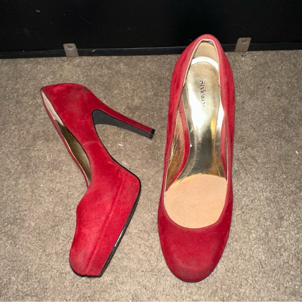 Red Heels - Picture 4 of 5